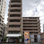 【外観】 タイル貼りの外観と木目のエントランスがスタイリッシュな印象のマンションです。小中学校やお買い物施設も徒歩圏内にあります。