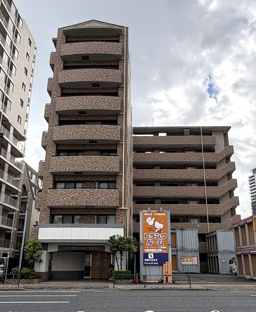 【外観】 タイル貼りの外観と木目のエントランスがスタイリッシュな印象のマンションです。小中学校やお買い物施設も徒歩圏内にあります。