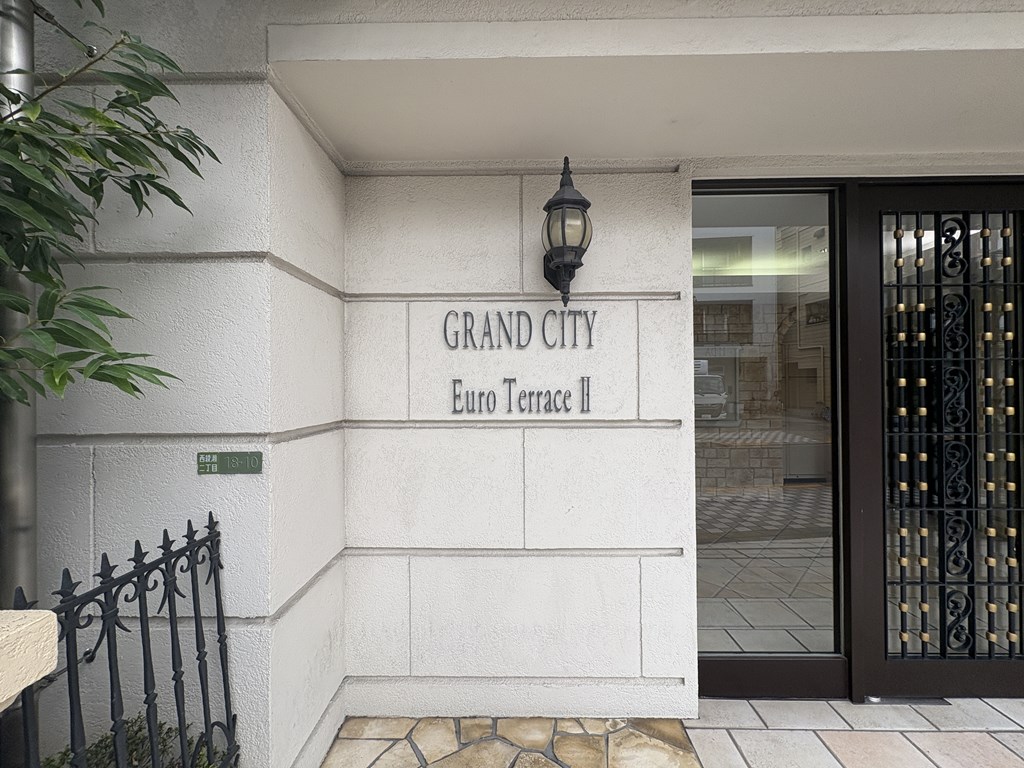 【エンブレム】 重厚感のあるエントランスの様子。安心のオートロックシステム、便利な宅配ボックス完備です。