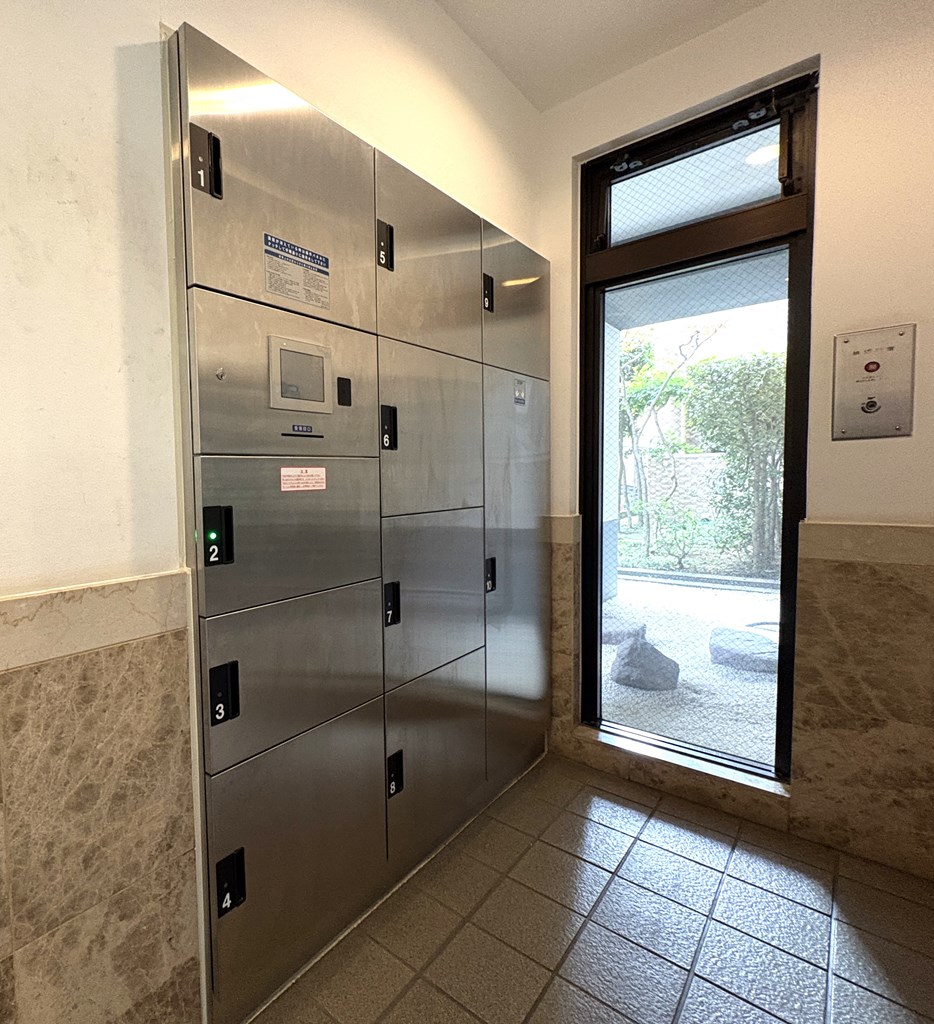 【宅配ボックス】宅配ボックス完備。不在時にも荷物の受け取りができるので便利です。