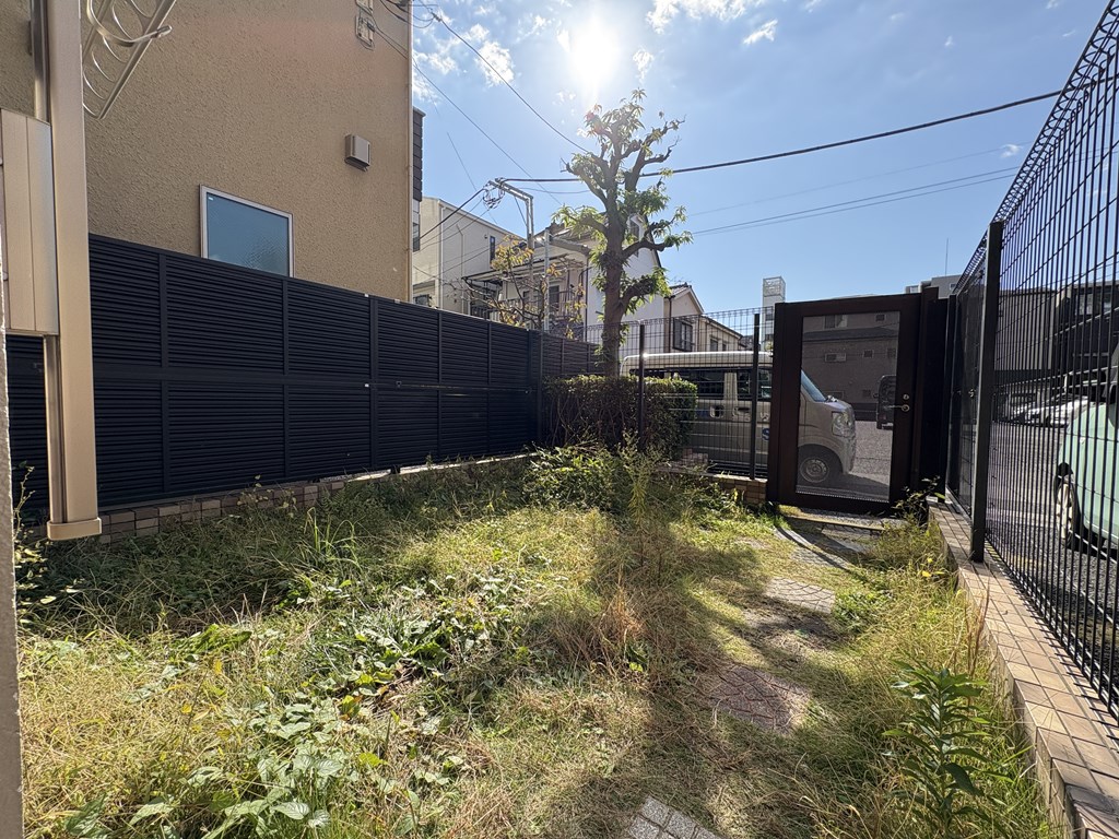 【専用庭】 バルコニーの前に専用庭と専用駐車場があります。