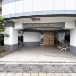 【エントランス】落ち着いた印象のエントランスの様子です。オートロックシステム、宅配ボックス完備。セキュリティ面も安心です。