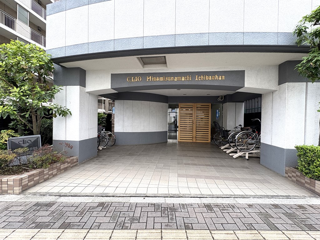 【エントランス】落ち着いた印象のエントランスの様子です。オートロックシステム、宅配ボックス完備。セキュリティ面も安心です。