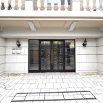 【エントランス】 重厚感のあるエントランスの様子。安心のオートロックシステム、便利な宅配ボックス完備です。