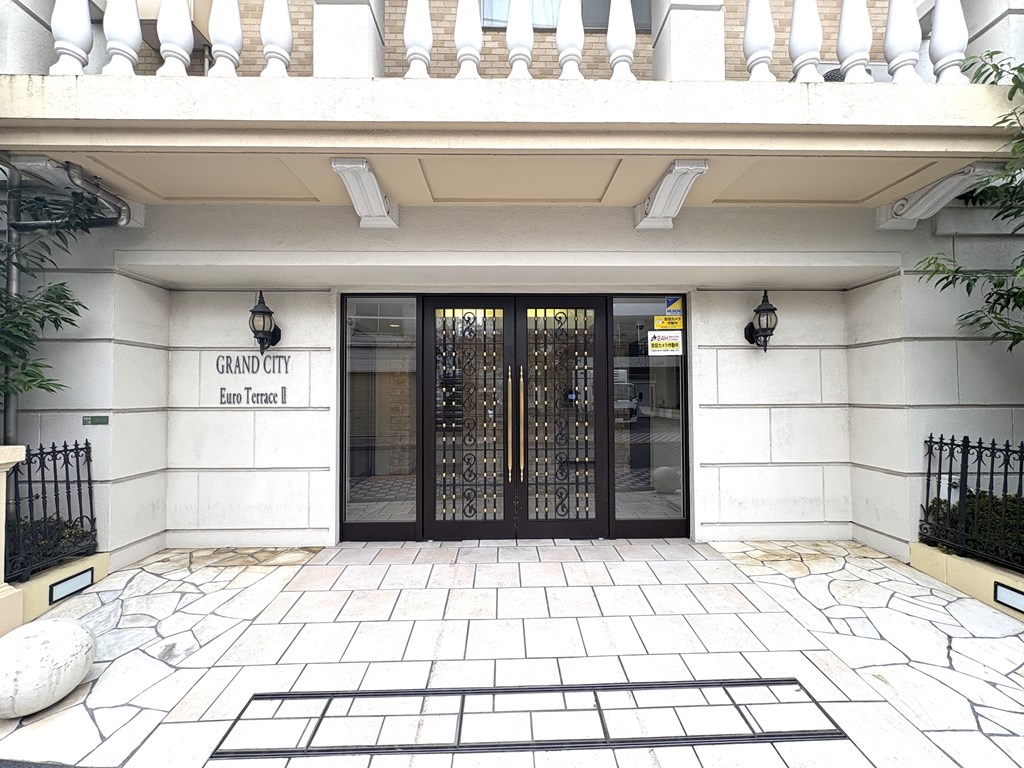 【エントランス】 重厚感のあるエントランスの様子。安心のオートロックシステム、便利な宅配ボックス完備です。