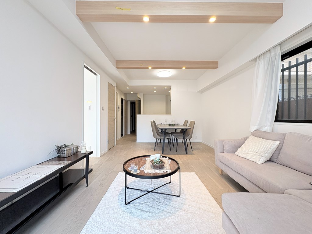 【リビング】 リビングの前面にバルコニー、専用庭、駐車場があります。