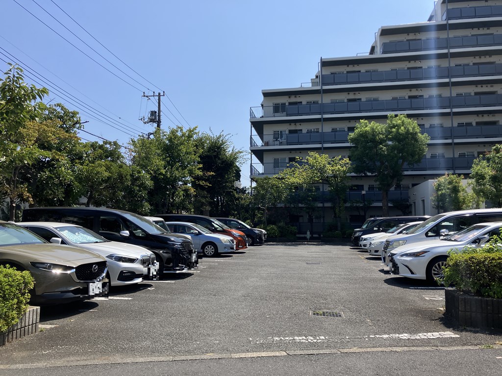 【駐車場】 駐車場は月額 15000円。空き状況は随時ご確認ください。