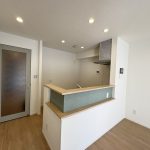 【リビング】 LDKは約12.3帖の広さ。キッチンは対面式です。リビングにも大型の収納があります。カウンター部分にはニッチを造作してデザイン性を高めています。