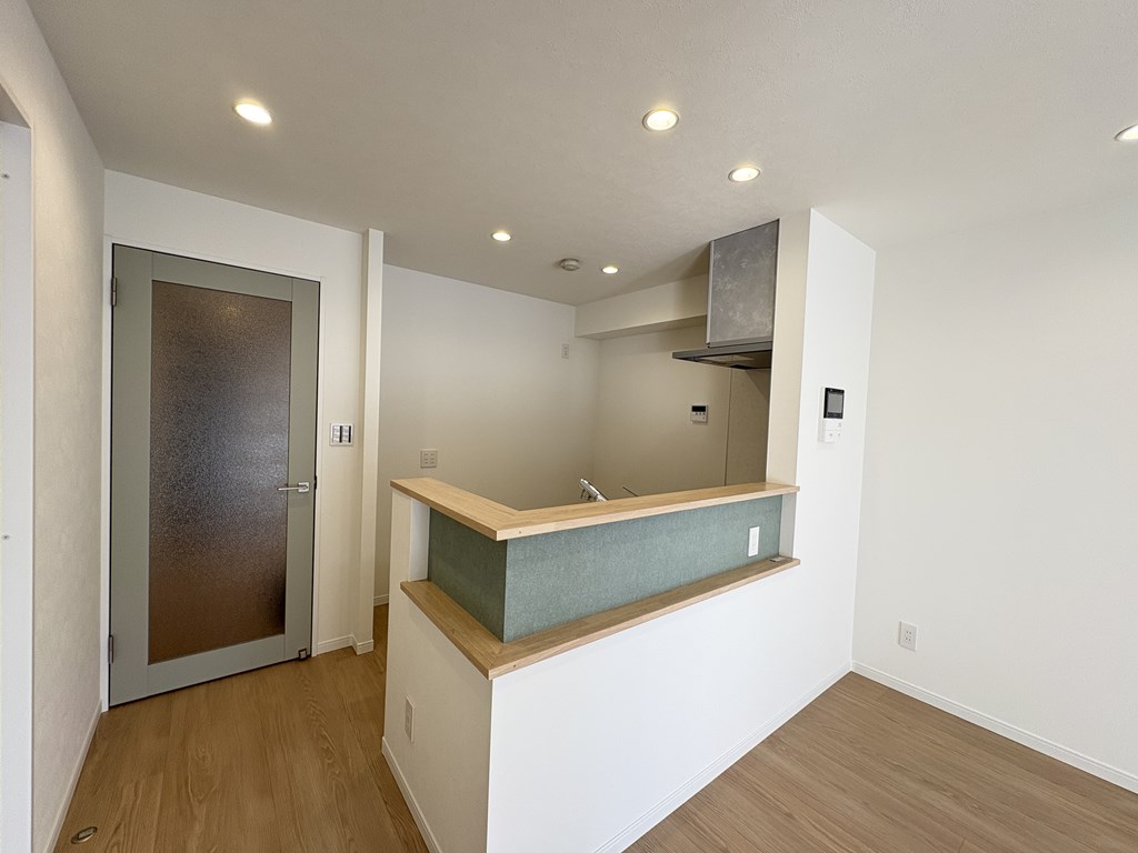 【リビング】 LDKは約12.3帖の広さ。キッチンは対面式です。リビングにも大型の収納があります。カウンター部分にはニッチを造作してデザイン性を高めています。