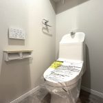 【トイレ】 清潔感のあるトイレはウォシュレット一体型になっています。トイレ内にもオープン仕様の収納があります。