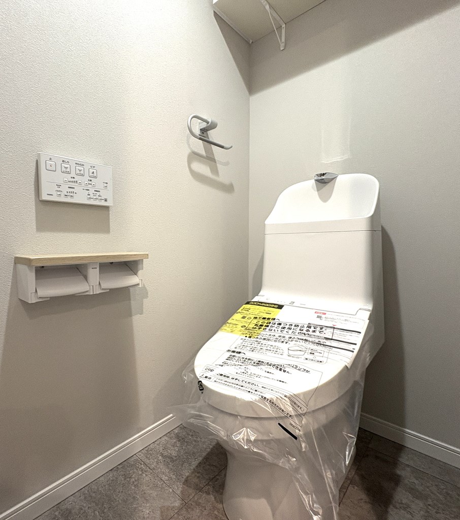 【トイレ】 清潔感のあるトイレはウォシュレット一体型になっています。トイレ内にもオープン仕様の収納があります。