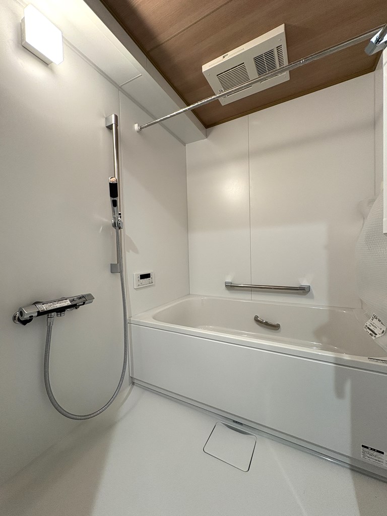 【浴室】 寛げる浴室は追い炊き機能、浴室換気乾燥機能付きで快適なバスタイムをお過ごしいただけます。