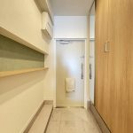 【玄関】 大型のシューズボックス完備なのでご家族全員の靴が収納できます。