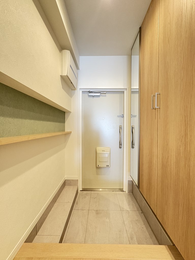 【玄関】 大型のシューズボックス完備なのでご家族全員の靴が収納できます。