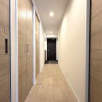 【室内廊下】明るい建具と美しい木目が特徴の内装。爽やかな印象です。