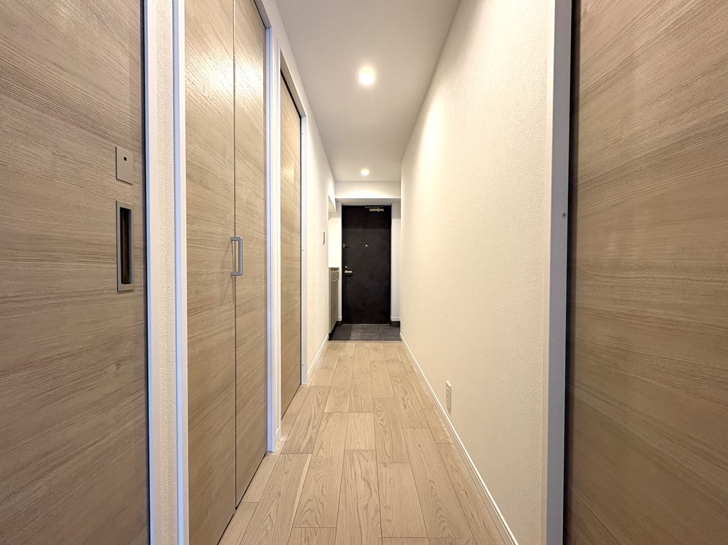 【室内廊下】明るい建具と美しい木目が特徴の内装。爽やかな印象です。