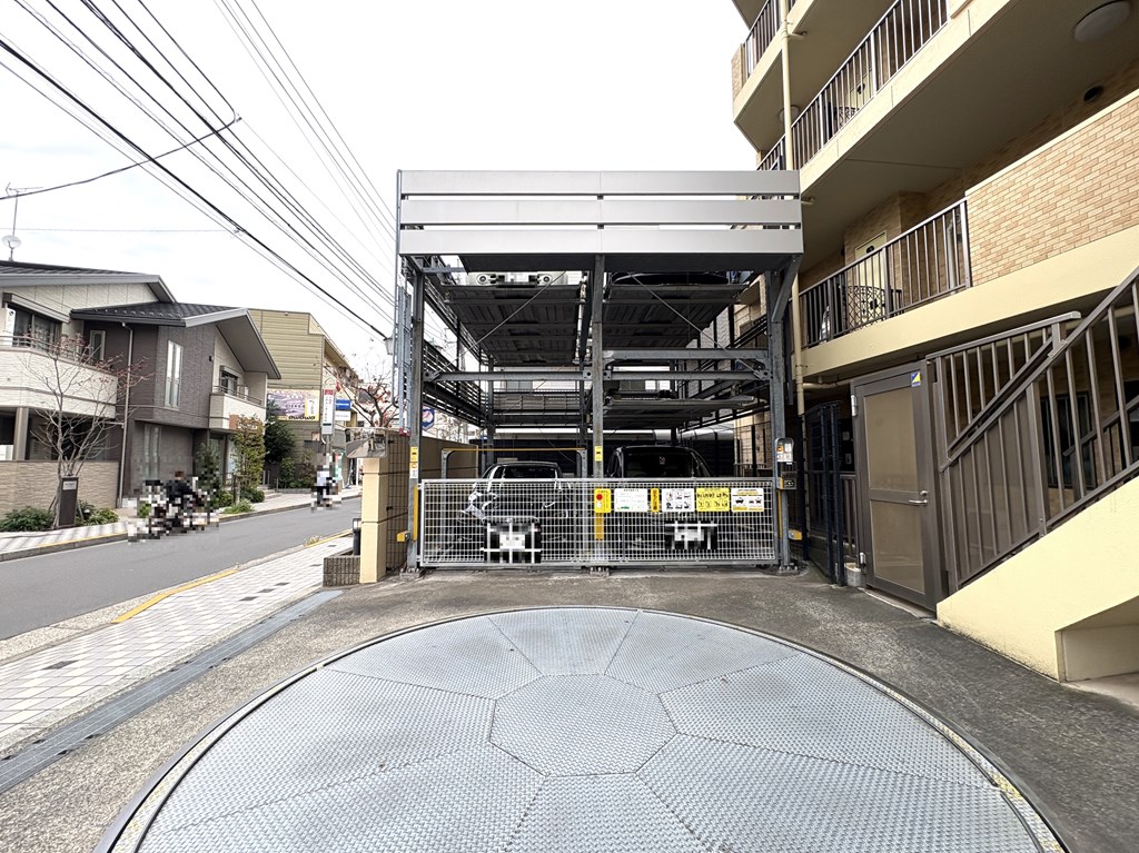 【駐車場】 駐車場は月額　15000円～18000円。空き状況は随時ご確認ください。