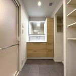 【洗面室】 収納が付いた洗面化粧台。リネン類や洗剤の収納に便利です。