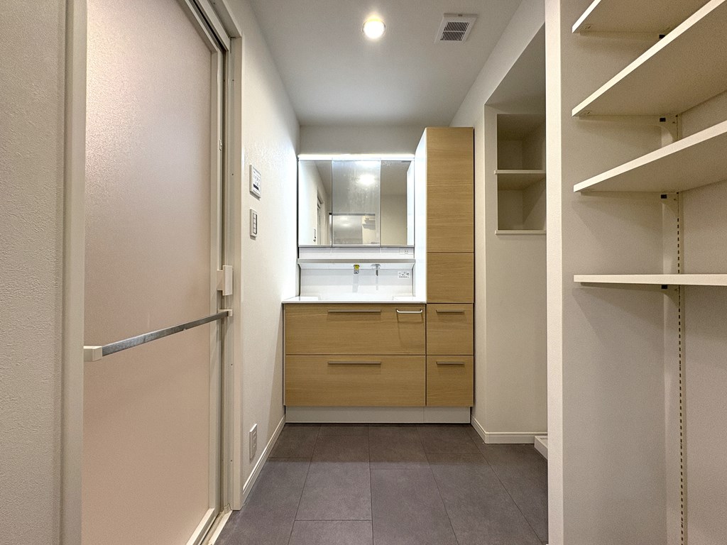 【洗面室】 収納が付いた洗面化粧台。リネン類や洗剤の収納に便利です。