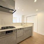 【キッチン】 対面式システムキッチン。食洗機、3口コンロ完備なので、お料理の準備も後片付けもはかどります。