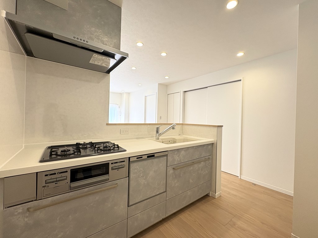 【キッチン】 対面式システムキッチン。食洗機、3口コンロ完備なので、お料理の準備も後片付けもはかどります。