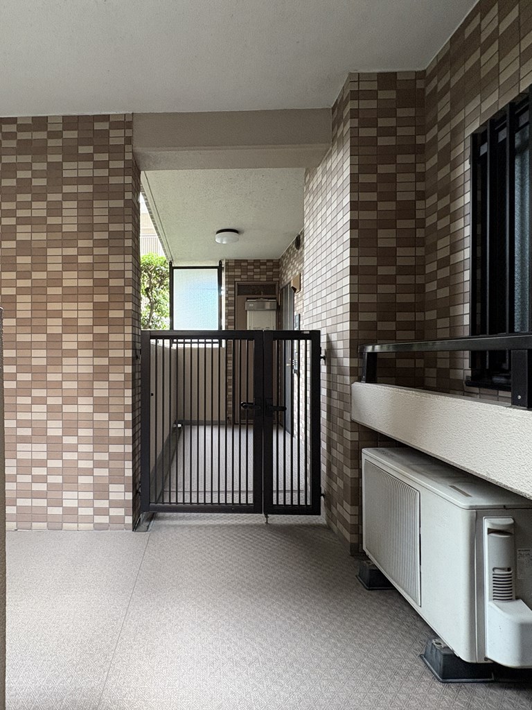 【玄関ポーチ】戸建て感覚の玄関ポーチ付きです。