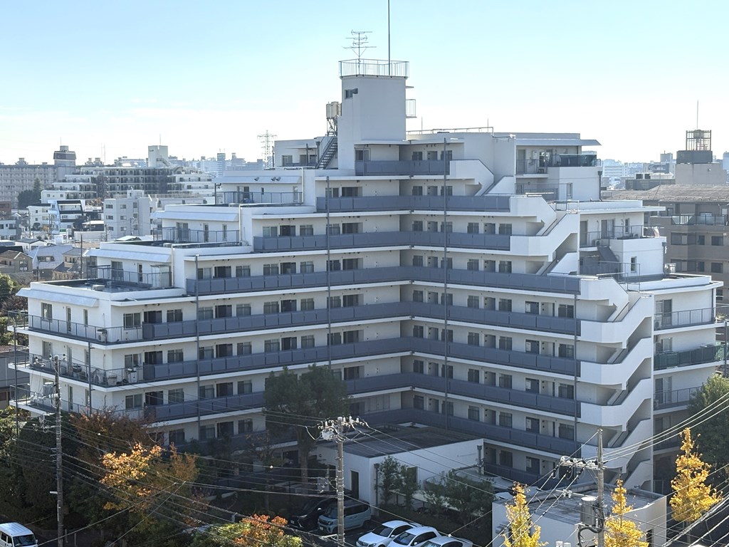 【外観】 落ち着いた雰囲気の外観。1984年3月築のマンションです。9階建ての5階部分のお部屋になります。