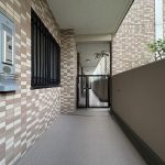 【玄関ポーチ（内側）】広い玄関ポーチ付きです。