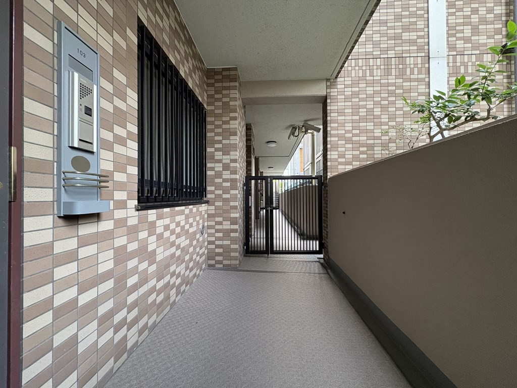 【玄関ポーチ（内側）】広い玄関ポーチ付きです。