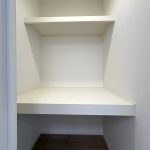 【納戸】 奥行のある棚板付きなのでフトンクローゼットとしてもお使いいただけます。来客用の寝具や季節の飾り物まで収納できます。