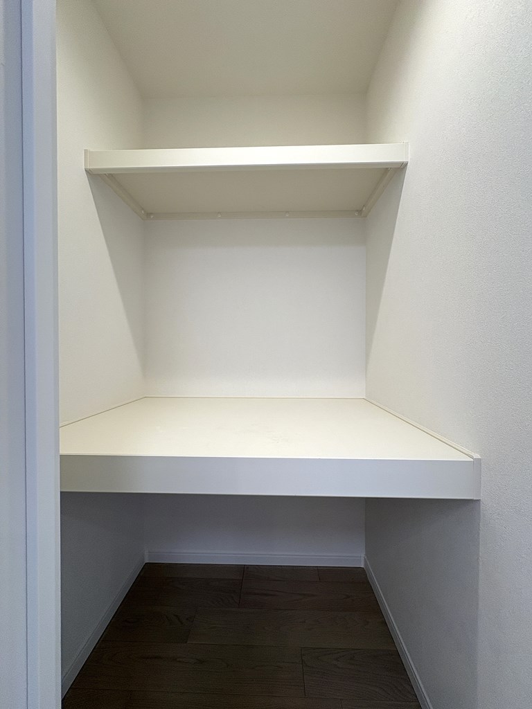 【納戸】 奥行のある棚板付きなのでフトンクローゼットとしてもお使いいただけます。来客用の寝具や季節の飾り物まで収納できます。