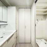 【洗面・脱衣分離型】 収納付の洗面化粧台の様子です。洗面室と脱衣室は扉で分離する間取りになっています。