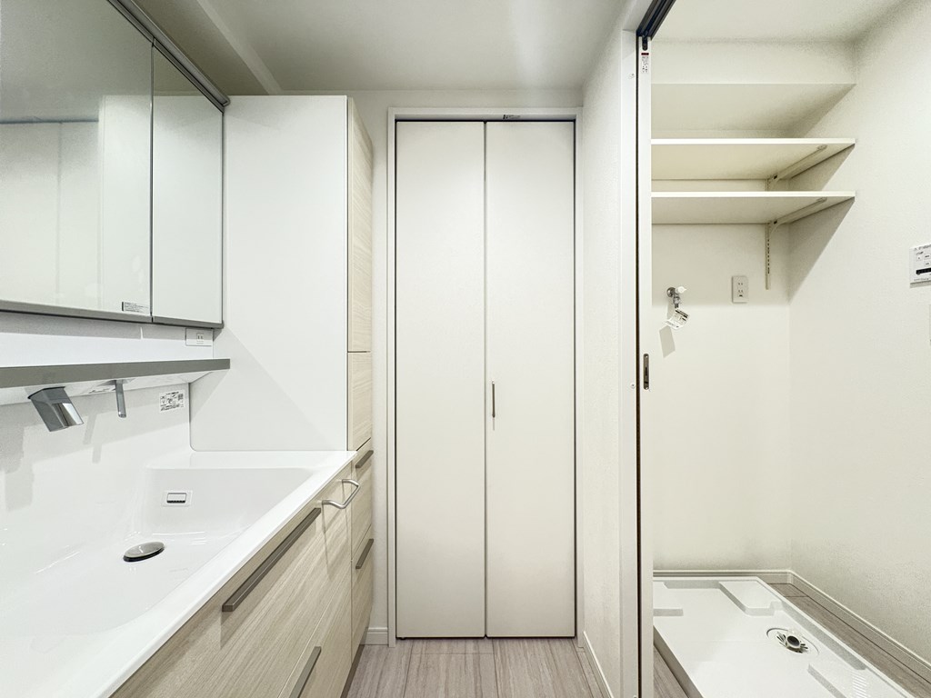 【洗面・脱衣分離型】 収納付の洗面化粧台の様子です。洗面室と脱衣室は扉で分離する間取りになっています。