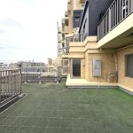 【ルーフバルコニー】 広いルーフバルコニー付き。大空を感じる空間。是非とも現地でご覧いただきたいポイントです。