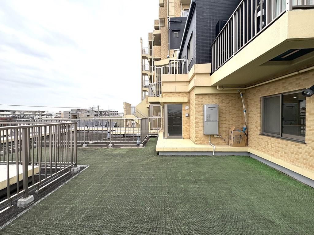 【ルーフバルコニー】 広いルーフバルコニー付き。大空を感じる空間。是非とも現地でご覧いただきたいポイントです。