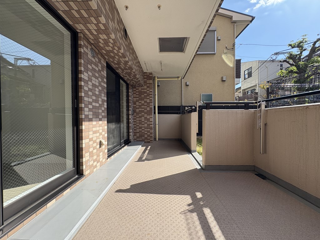 【バルコニー】 バルコニーは2面あります。広々としていてゆとりを感じる空間。専用庭付きです。