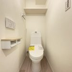 【トイレ】 清潔感のあるトイレはウォシュレット一体型になっています。