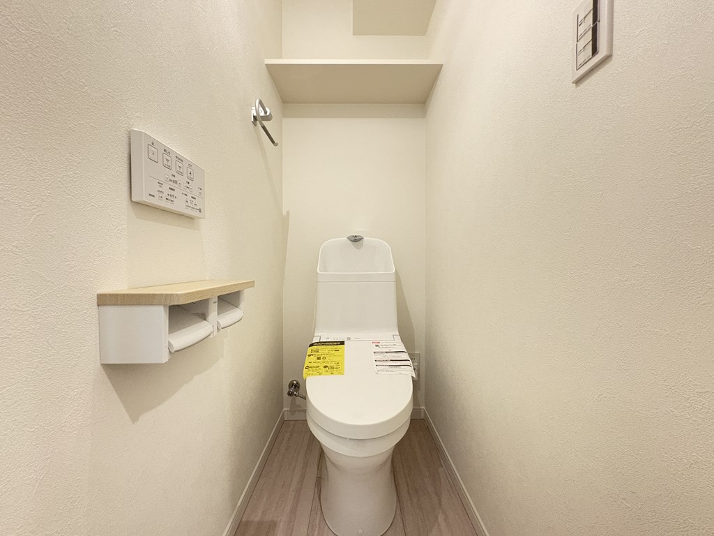 【トイレ】 清潔感のあるトイレはウォシュレット一体型になっています。