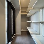 【シューズインクローク】 開口部があるので湿気がこもらず快適です。大容量なのでベビーカーや趣味のもの、キャンプ用品の収納も可能です。