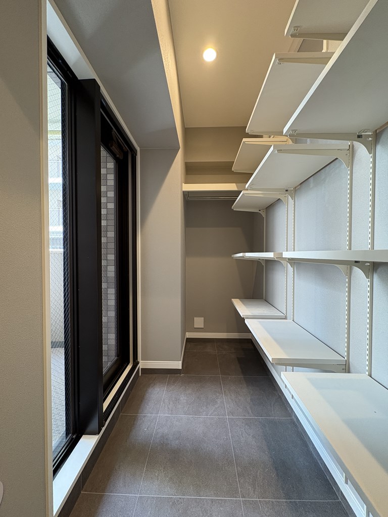 【シューズインクローク】 開口部があるので湿気がこもらず快適です。大容量なのでベビーカーや趣味のもの、キャンプ用品の収納も可能です。