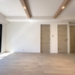 【リビング】 LDKは約15帖の広さがあります。リビングの窓面に室内物干し有り。