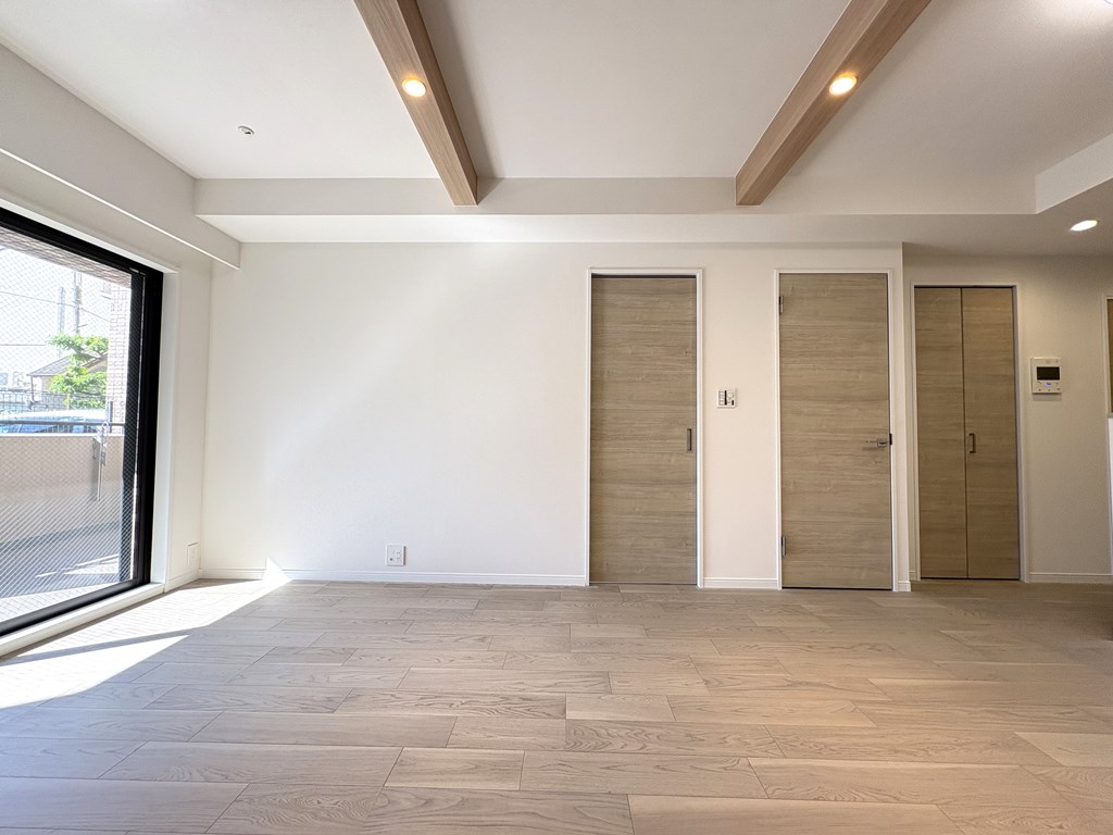 【リビング】 LDKは約15帖の広さがあります。リビングの窓面に室内物干し有り。