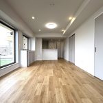 【リビング】 LDKは約14.5帖の広さがあります。ルーフバルコニー付き。明るくて風通しも良好。快適にお過ごしいただけます。