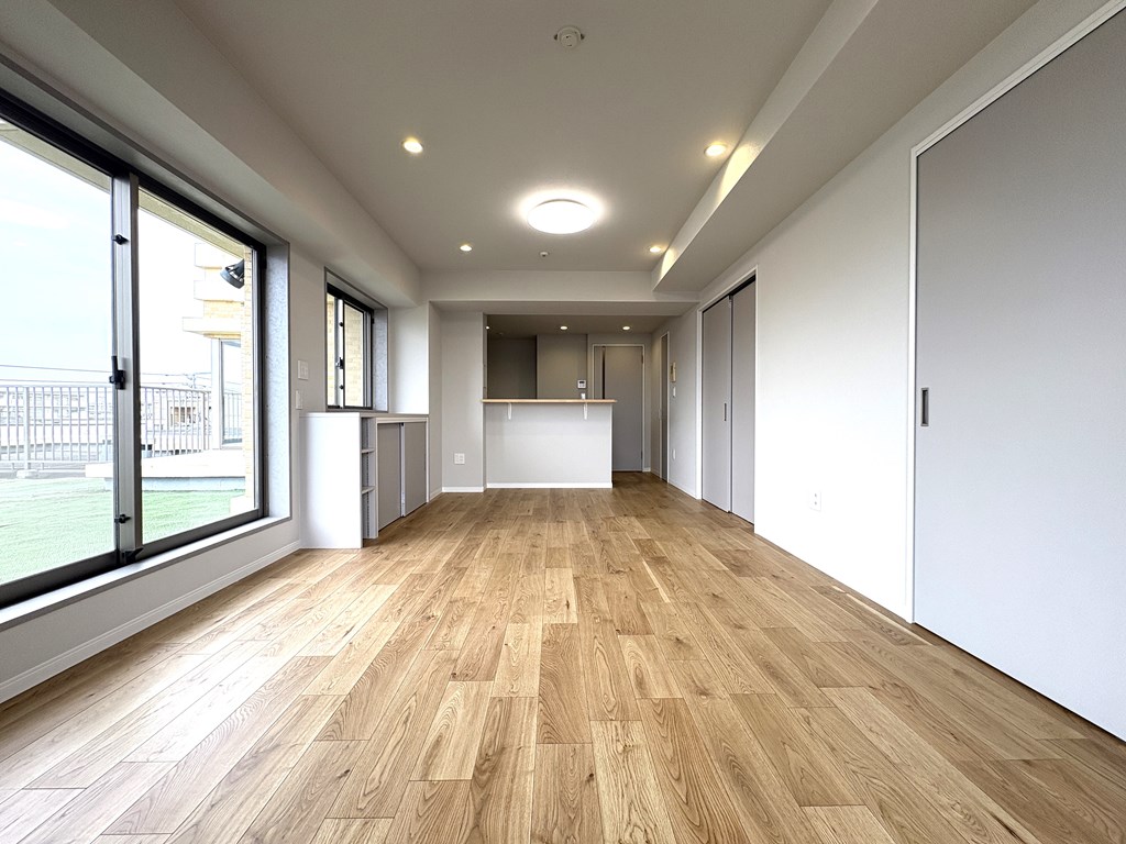 【リビング】 LDKは約14.5帖の広さがあります。ルーフバルコニー付き。明るくて風通しも良好。快適にお過ごしいただけます。