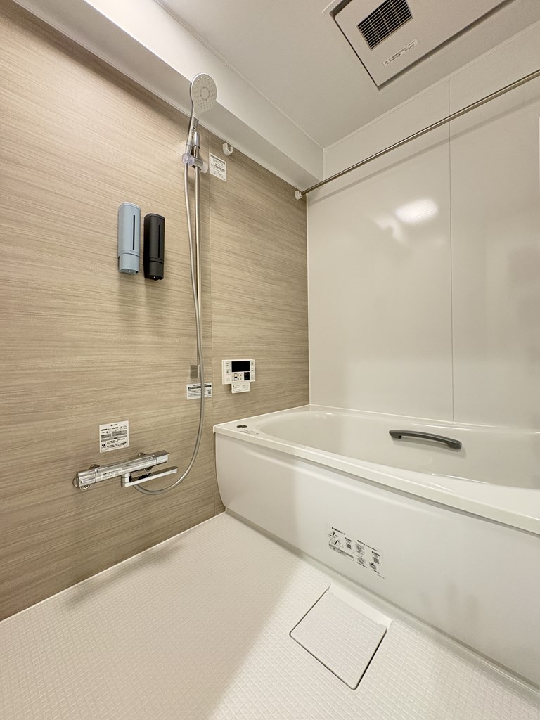 【浴室】 寛げる浴室は追い炊き機能、浴室換気乾燥機能付きで快適なバスタイムをお過ごしいただけます。