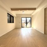 【リビング】 リビングの前面にバルコニー、専用庭、駐車場があります。