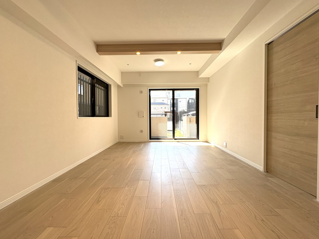 【リビング】 リビングの前面にバルコニー、専用庭、駐車場があります。