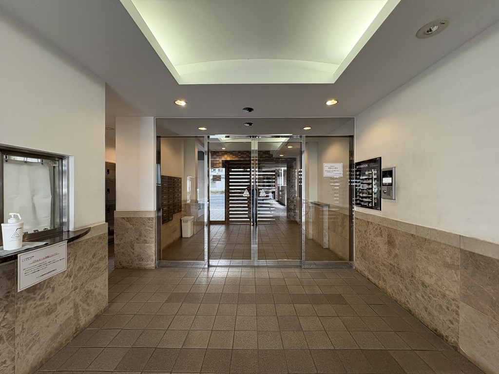 【エントランス】広いエントランスホールの様子です。