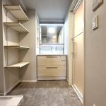 【洗面室】 収納豊富な洗面室ｍの様子です。室内洗濯機置き場もこちらにあります。