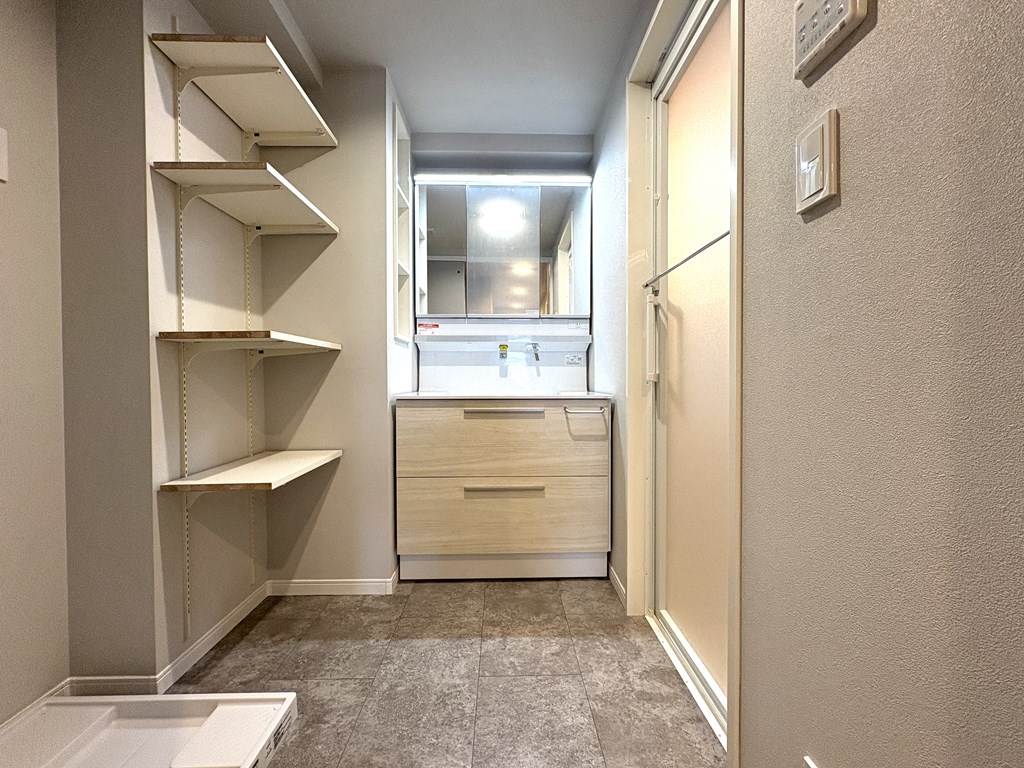 【洗面室】 収納豊富な洗面室ｍの様子です。室内洗濯機置き場もこちらにあります。